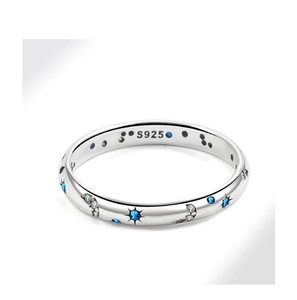 Primo piano dell'anello in argento S925 con zirconi blu e bianchi e motivo a stelle