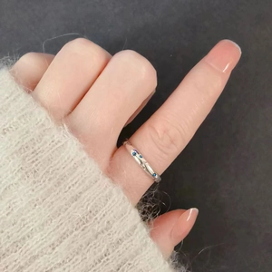 Anello elegante in argento 925 con cristalli blu e incisioni di cielo stellato