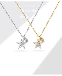 Détail du collier fleur en argent S925 avec pétales en zircone marquise brillant