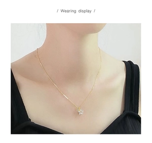 Détail du pendentif fleur de cerisier en argent S925 avec zircons sur chaîne dorée