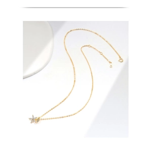 Détail du pendentif pétale de cerisier en argent S925 doré avec petits accents de diamant