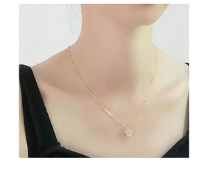 Gros plan du pendentif fleur de cerisier en argent S925 serti de zircons sur chaîne