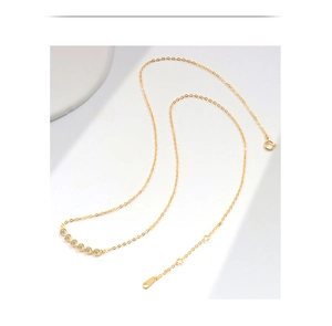 Detail van de gouden smiling-ketting met zes sprankelende zirkonia-stenen