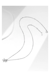 Détail macro du pendentif fleur de cerisier en argent S925 avec pierres de zircone