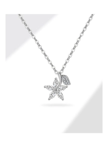 Détail du collier en argent S925 avec fleur en cristal à cinq pétales et pendentif feuille