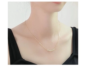 Detail van de minimalistische S925 zilveren smile ketting met vijf sprankelende zirkonia's