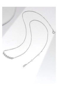 Detail van de S925 zilveren ketting met zes zirkoniasteentjes in een boogvormige lijn