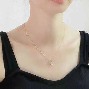 Élégant collier cerisier en argent S925 avec zircon brillant sur une chaîne dorée