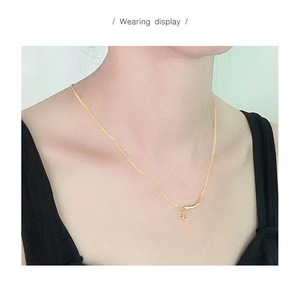 Tragebeispiel einer goldenen S925 Sterlingsilber Sternkette mit diamantbesetztem Bogenanhänger