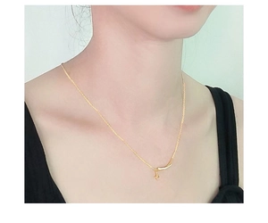Detailansicht einer goldenen S925 Sterlingsilber-Sternenkette mit diamantbesetztem Anhänger