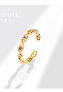 Makroaufnahme des vergoldeten S925 Sterlingsilber Rings mit blauen Zirkonia Augen