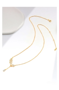 Dettaglio della collana S925 in argento con nappe a foglia di grano e piccoli zirconi