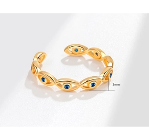 Detailaufnahme des S925 Silber Rings im Bösen Blick Design mit blauen Zirkonia Steinen, 3mm