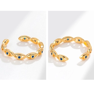 Detailaufnahme des S925 vergoldeten Evil Eye Rings mit blauen Zirkonsteinen
