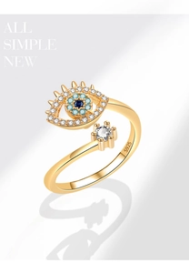 Detalle del anillo de plata S925 con diseño de ojo turco, piedras azules y circón claro