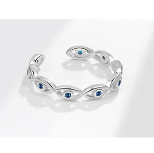 Detailaufnahme des S925 Silber-Augenrings mit blauen Zirkonia im Detailansicht