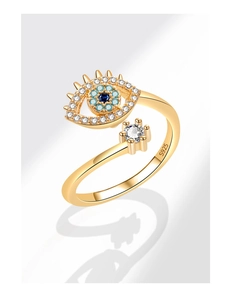 Detalle del sello S925 en el anillo ojo turco dorado con circonitas azules