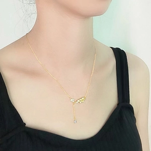 Elegante collana in argento sterling S925 con pendente a foglia, cristalli e goccia