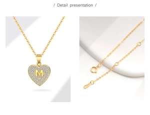 Detail van de 18K vergulde S925 zilveren hartketting met hanger met de letter M