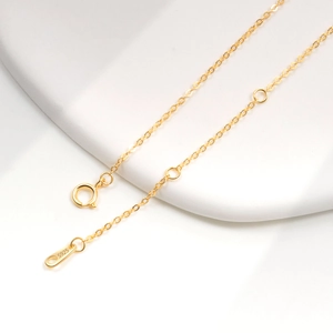 Elegante gouden S925 sterling zilveren glimlach ketting met karabijnsluiting op wit