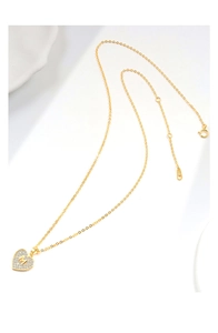 Detail van de 18K goudvergulde hartvormige hanger ketting met zirkoon en letter M