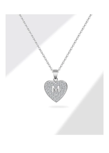 Detailweergave van de hartvormige hanger met zilveren letter M en pavé kristallen