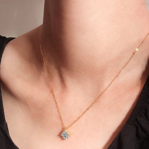 Elegant S925 sterling silver single diamond pendant necklace with 4-prong setting and gold chain