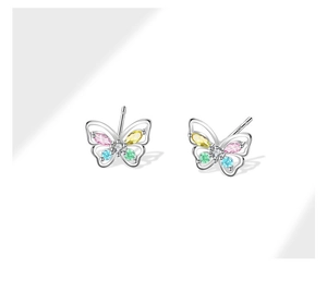 Nahaufnahme von S925 Sterling Silber Schmetterlingsohrringen mit bunten Zirkonia