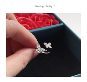 Dettaglio dell'anello a farfalla in argento S925 con brillanti zirconi taglio marquise