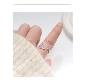 Anello farfalla in argento S925 con zirconi scintillanti indossato su una maglia