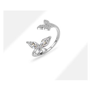 Dettaglio dell'anello a farfalla in argento S925 con zirconi e punzonatura S925