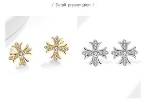 Gros plan détaillé de boucles d'oreilles croix en or et argent avec zircons brillants