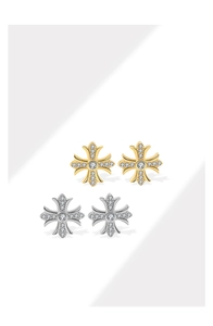 Vue détaillée des boucles d'oreilles croix en argent avec diamants en or et argent