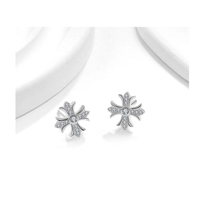 Détail des boucles d'oreilles croix en argent 925 avec strass micro-incrustés