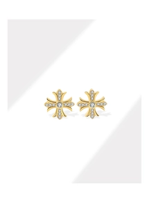 Détails macro des boucles d'oreilles croix dorées serties de zircons cubiques