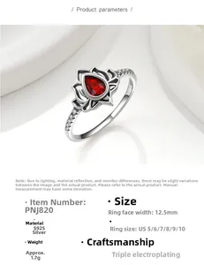 Macro dell'anello loto in argento 925 con zircone rosso e finitura galvanica fine