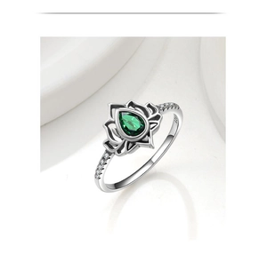 Dettaglio anello loto in argento S925 con pietra verde a goccia e zirconi