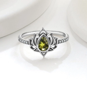 Dettaglio dell'anello loto in argento 925 con zircone verde e pietre laterali brillanti