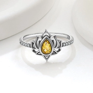 Elegante anello loto in argento 925 con gemma gialla a goccia e piccoli zirconi bianchi