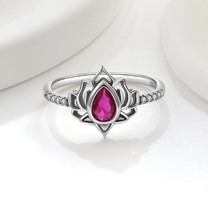 Macro di anello loto in argento 925 con gemma rossa a pera e dettagli in zircone lucido