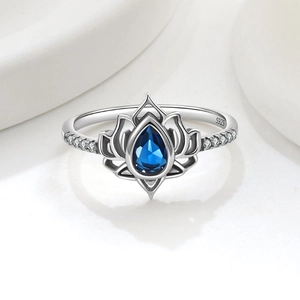 Vista macro dell'anello a loto in argento S925 con pietra preziosa blu a forma di goccia