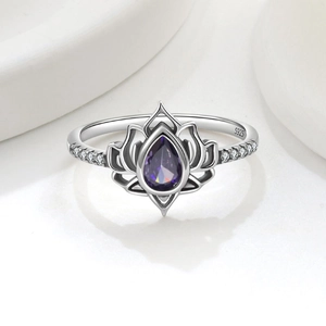 Dettaglio macro dell'anello loto in argento S925 con zircone viola a forma di goccia
