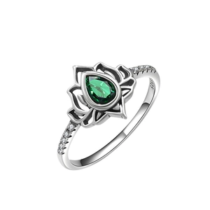 Anello loto in argento S925 con gemma verde a goccia e dettagli in zircone