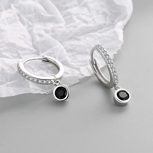 Boucles d'oreilles créoles élégantes en argent S925 avec zircons noirs et pavé de cristaux