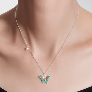 Makro-Detail der asymmetrischen S925 Silberkette mit Emaille-Schmetterling und Perle