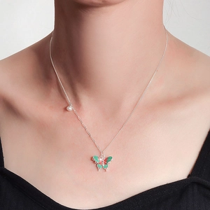 Asymmetrische S925 Silberhalskette mit grünem Emaille-Schmetterling und weißer Perle