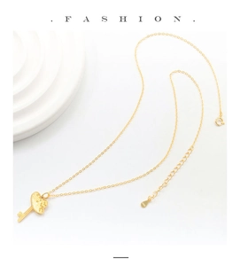 Macro-opname van S925 sterling zilveren gouden sleutelketting met hartvormige textuur