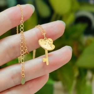 Elegante 18k vergulde S925 zilveren sleutelketting met een getextureerde hart hanger