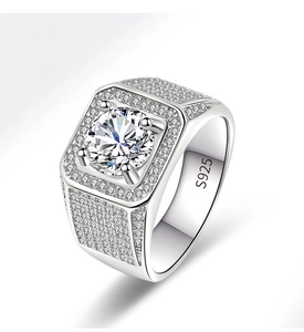 Vue détaillée de l'anneau en argent S925 avec poinçon et sertissage de diamants pavés