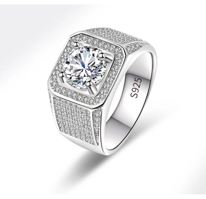 Macro de la bague en argent S925 montrant le pavage de zircons et le poinçon